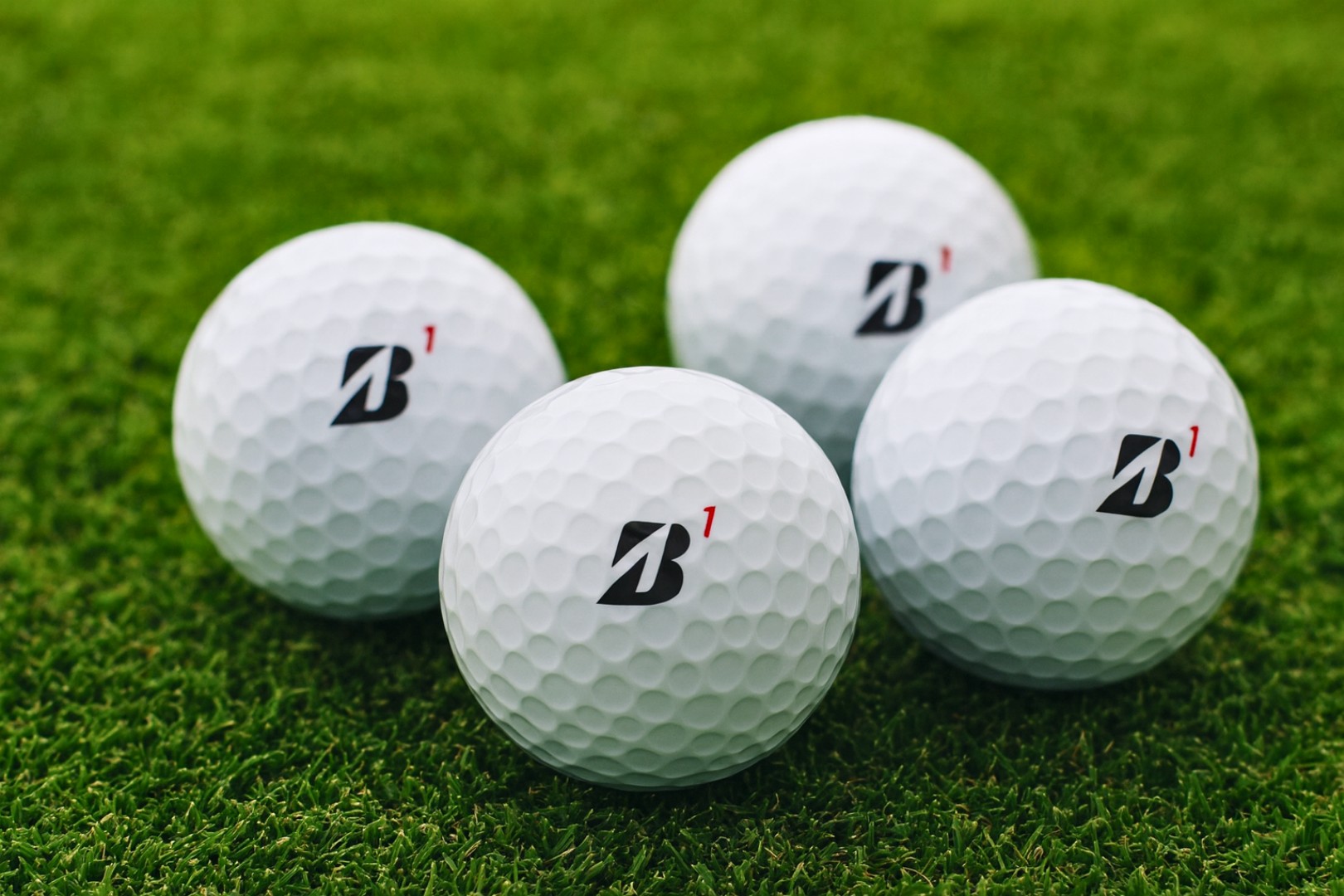 Golfový míček na trávě