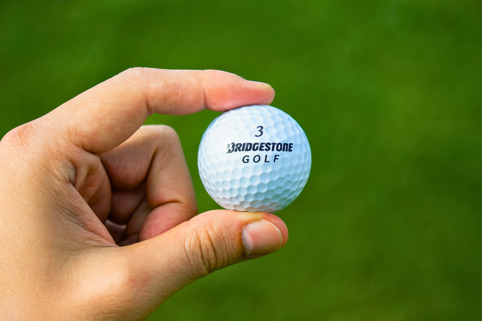 Golfový míček v ruce