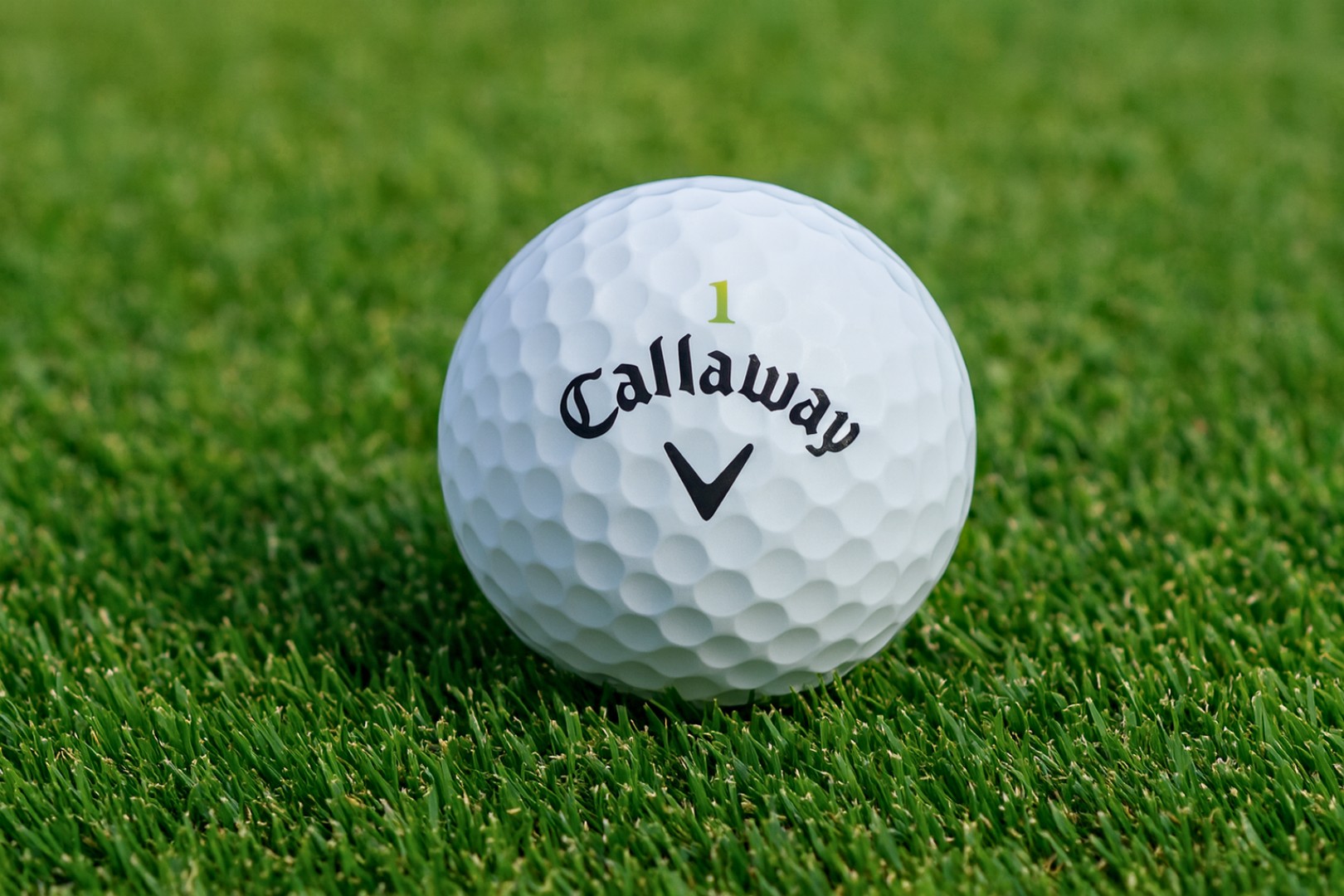 Golfový míček na trávě