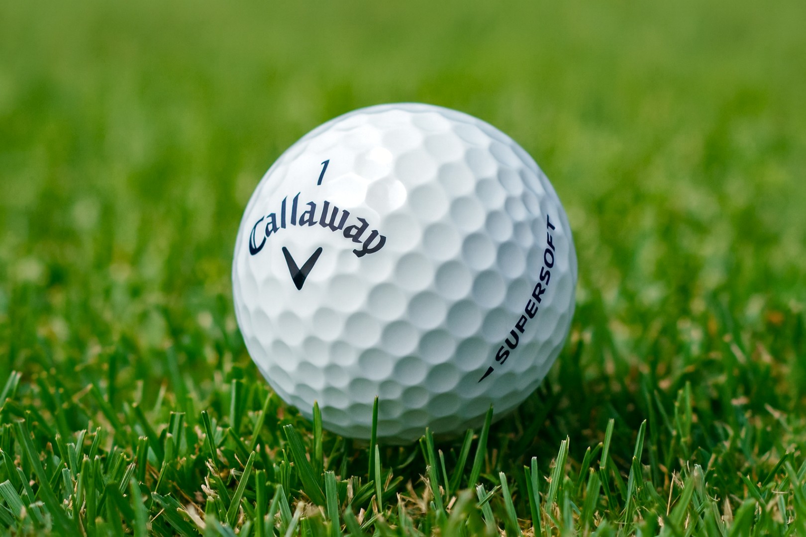 Golfový míček na trávě