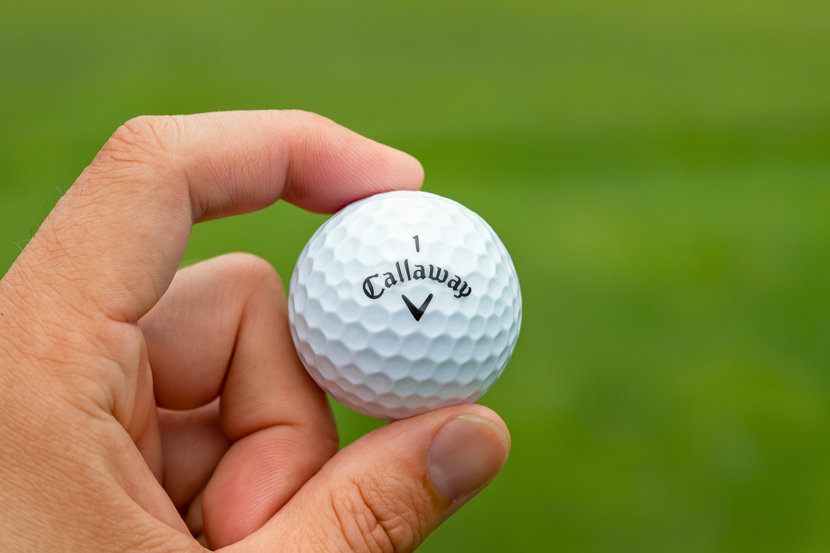 Golfový míček v ruce