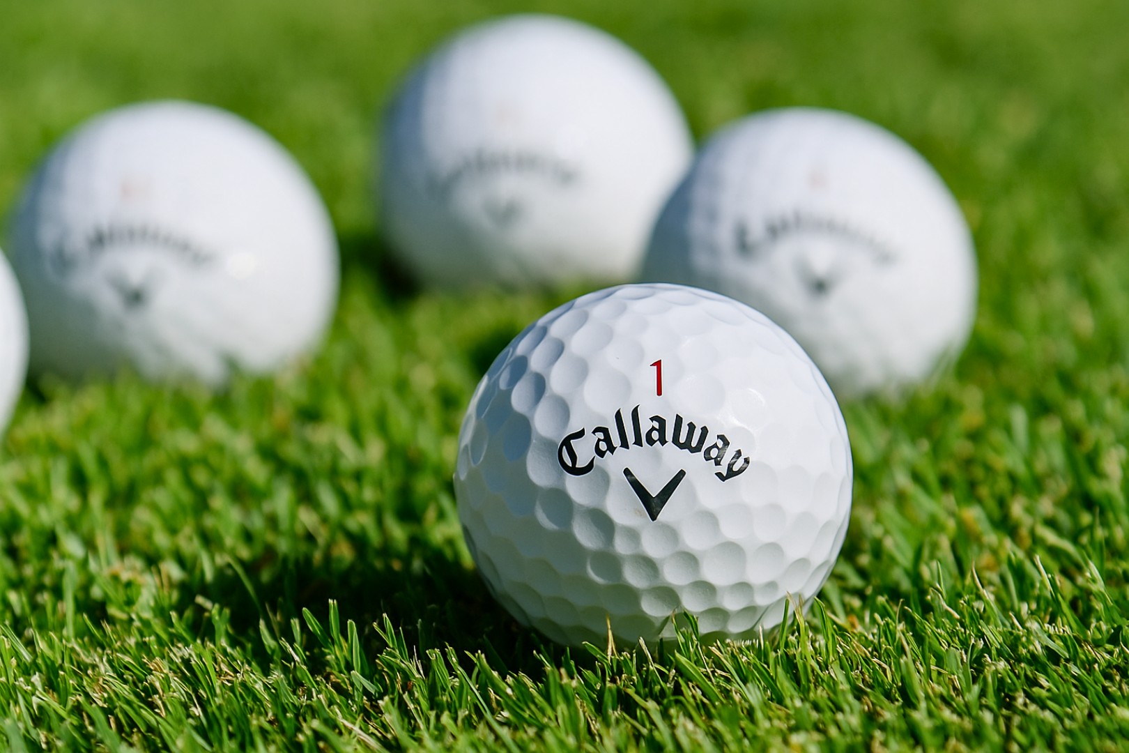 Golfový míček na trávě