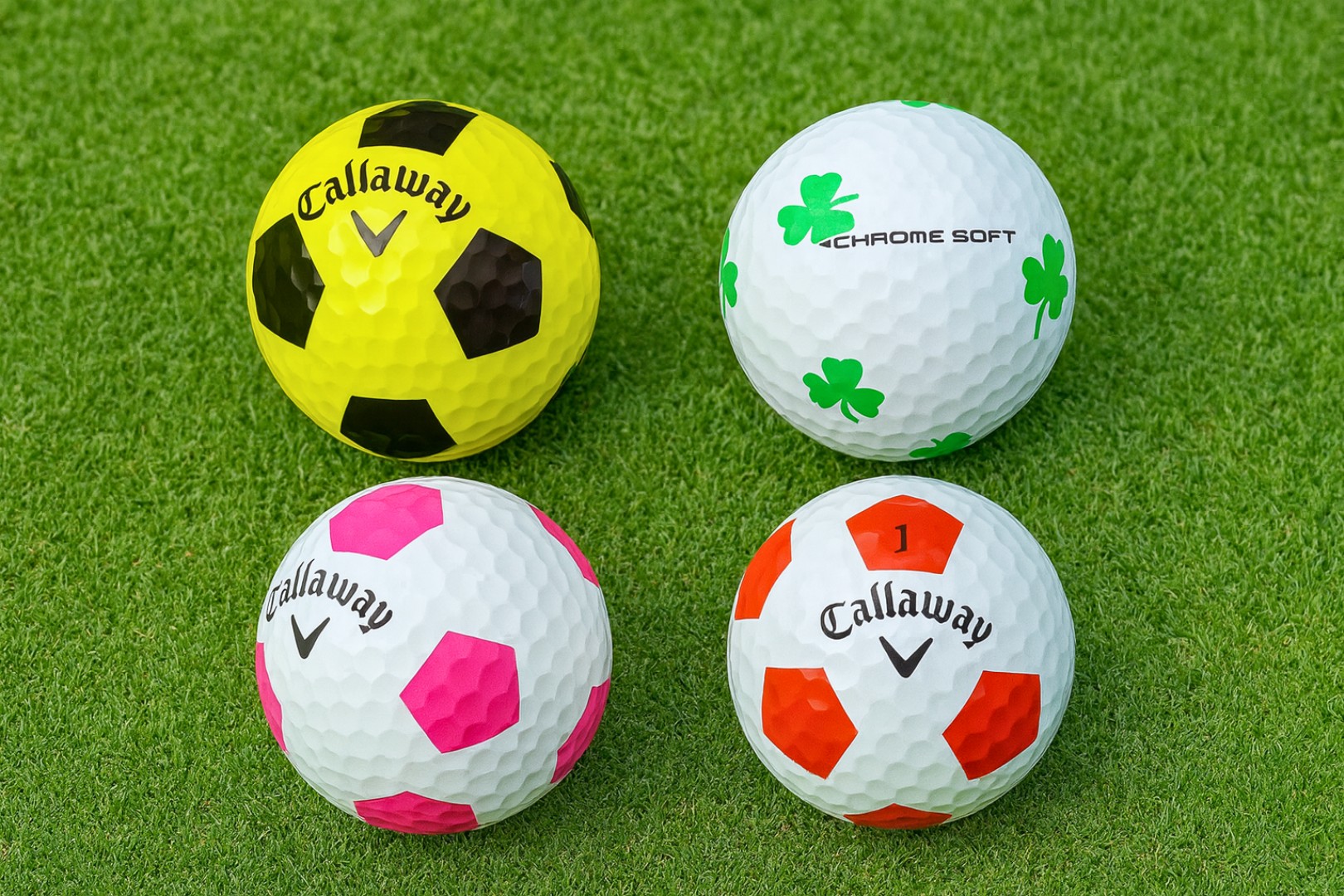 Golfový míček na trávě