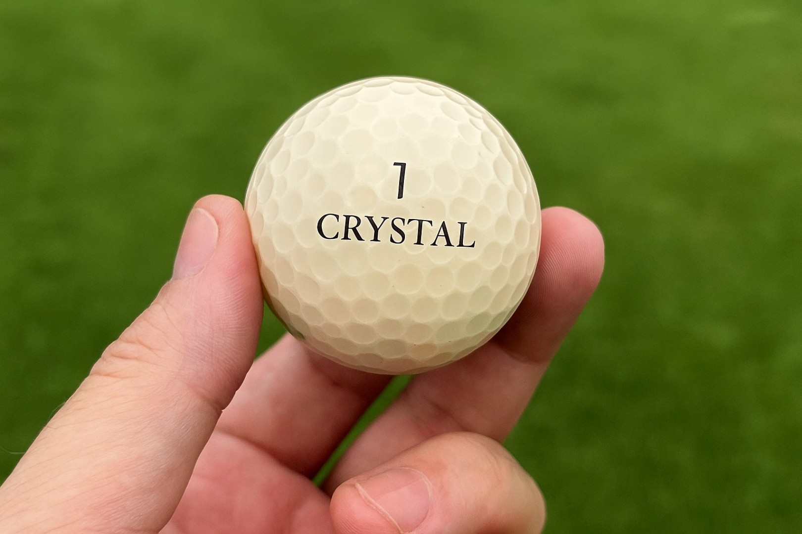 Golfový míček v ruce