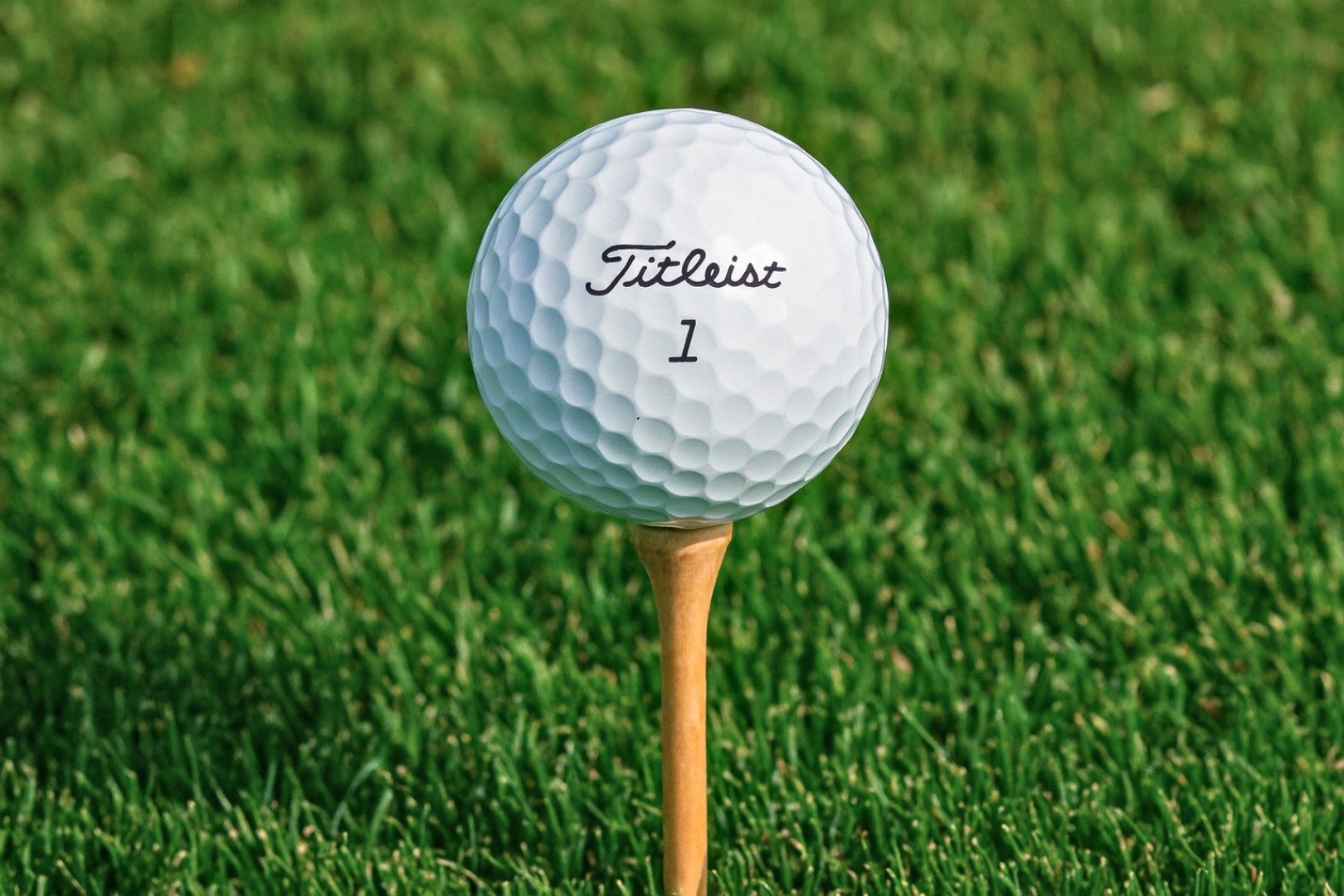 Golfový míček v ruce