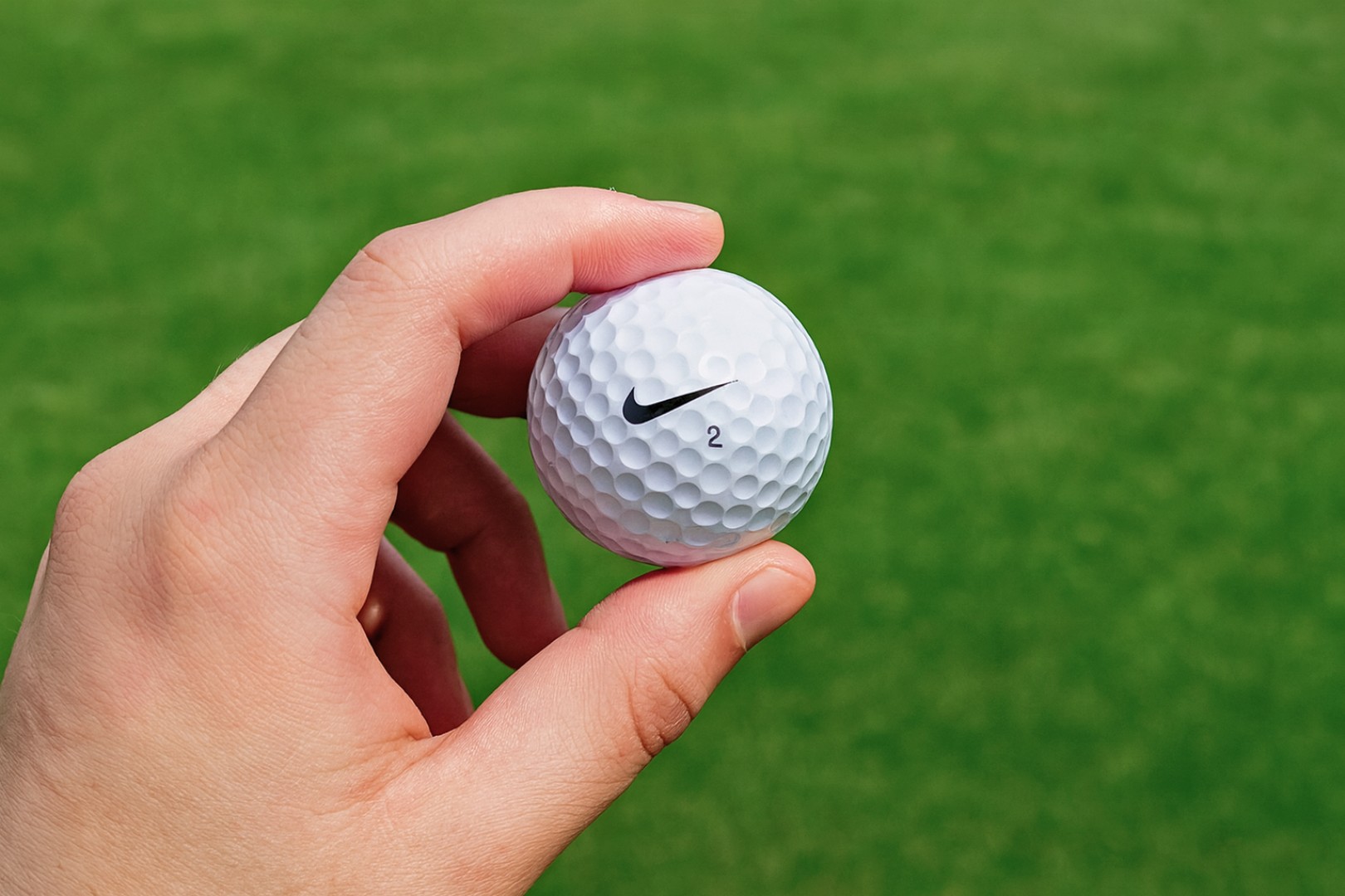 Golfový míček v ruce