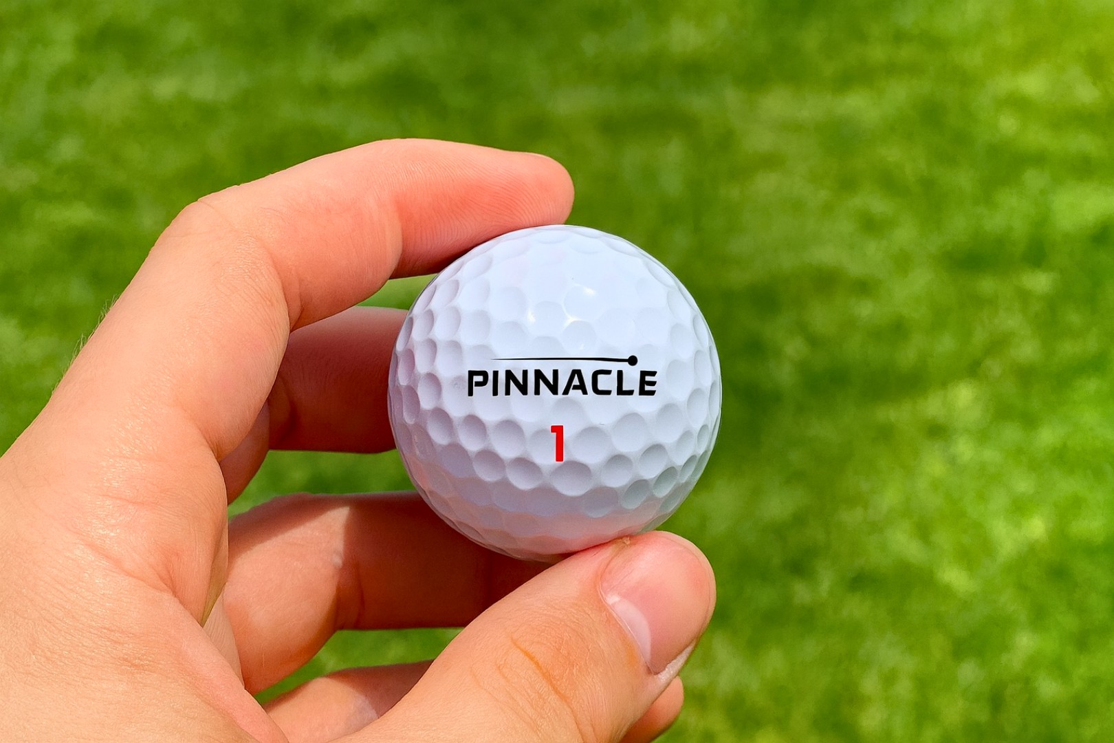 Golfový míček v ruce