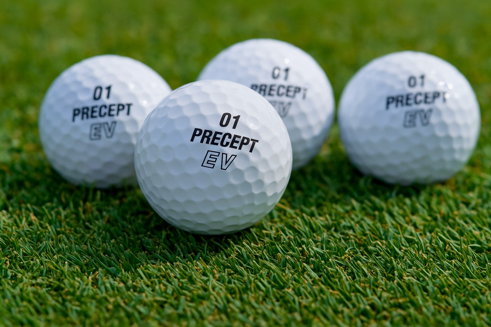 Golfový míček na trávě