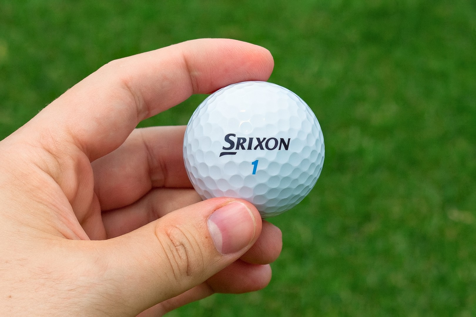 Golfový míček v ruce