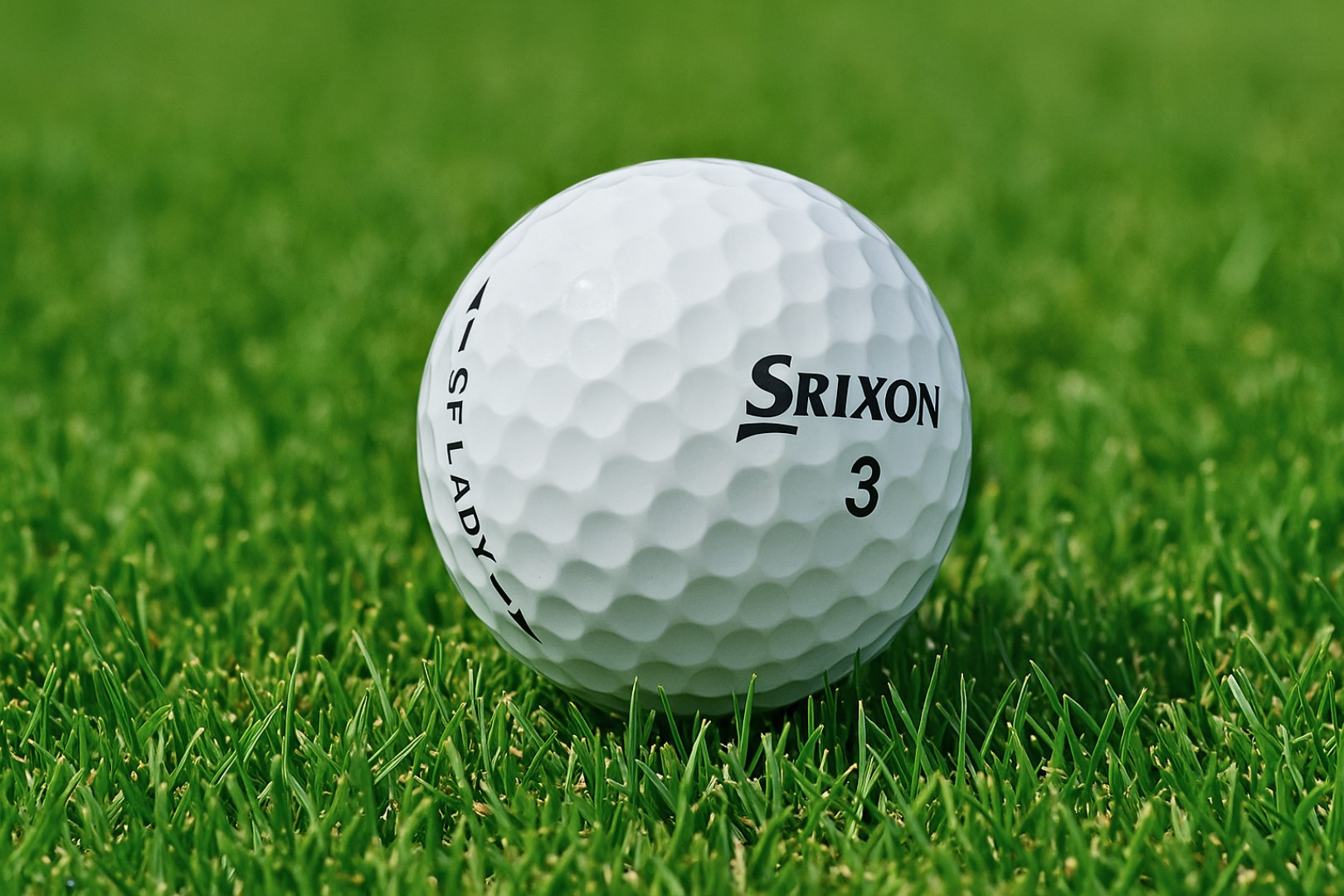 Golfový míček na trávě