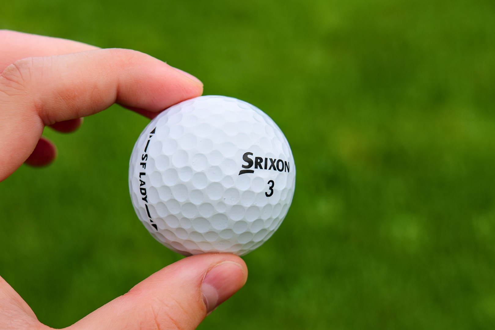 Golfový míček v ruce