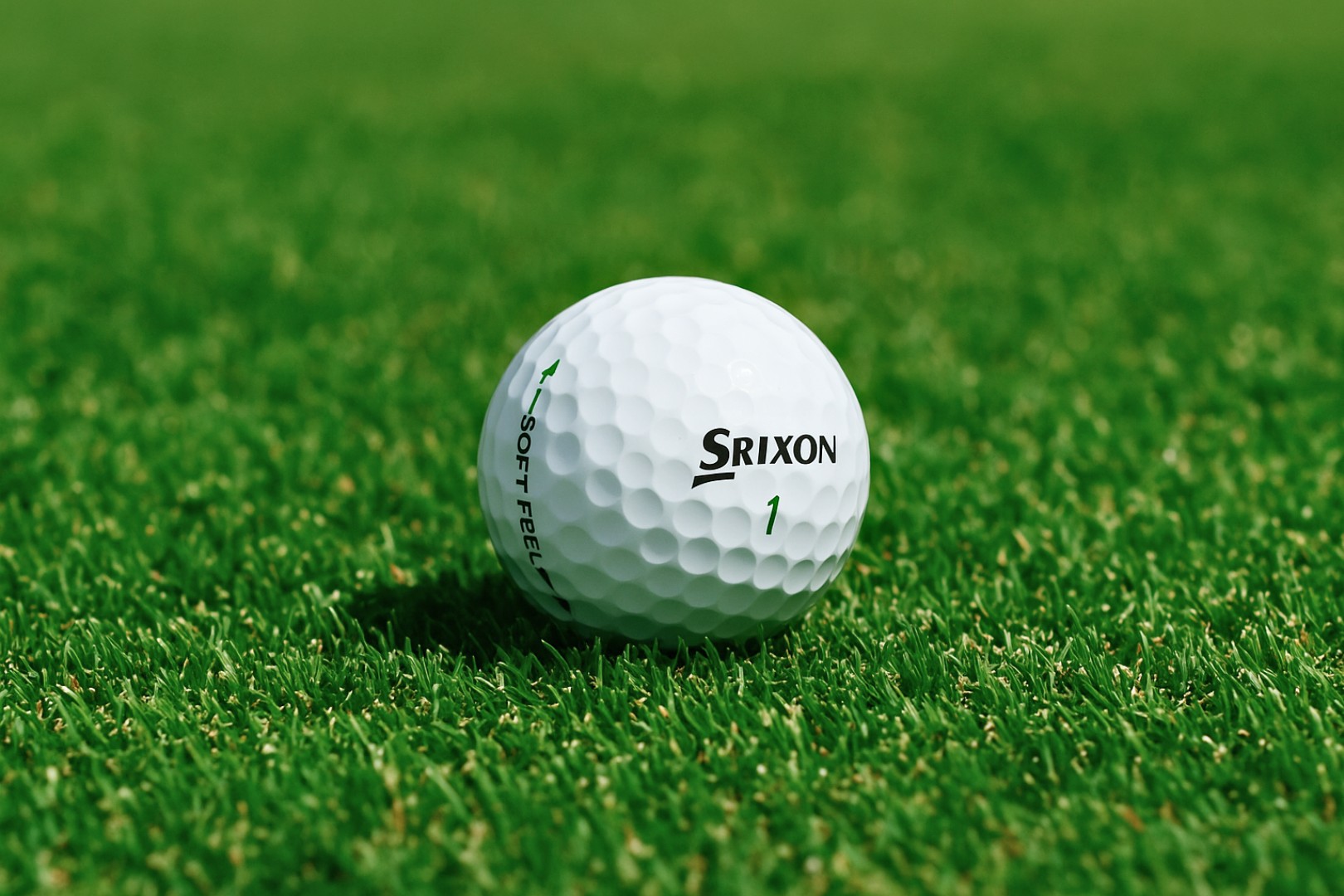 Golfový míček na trávě