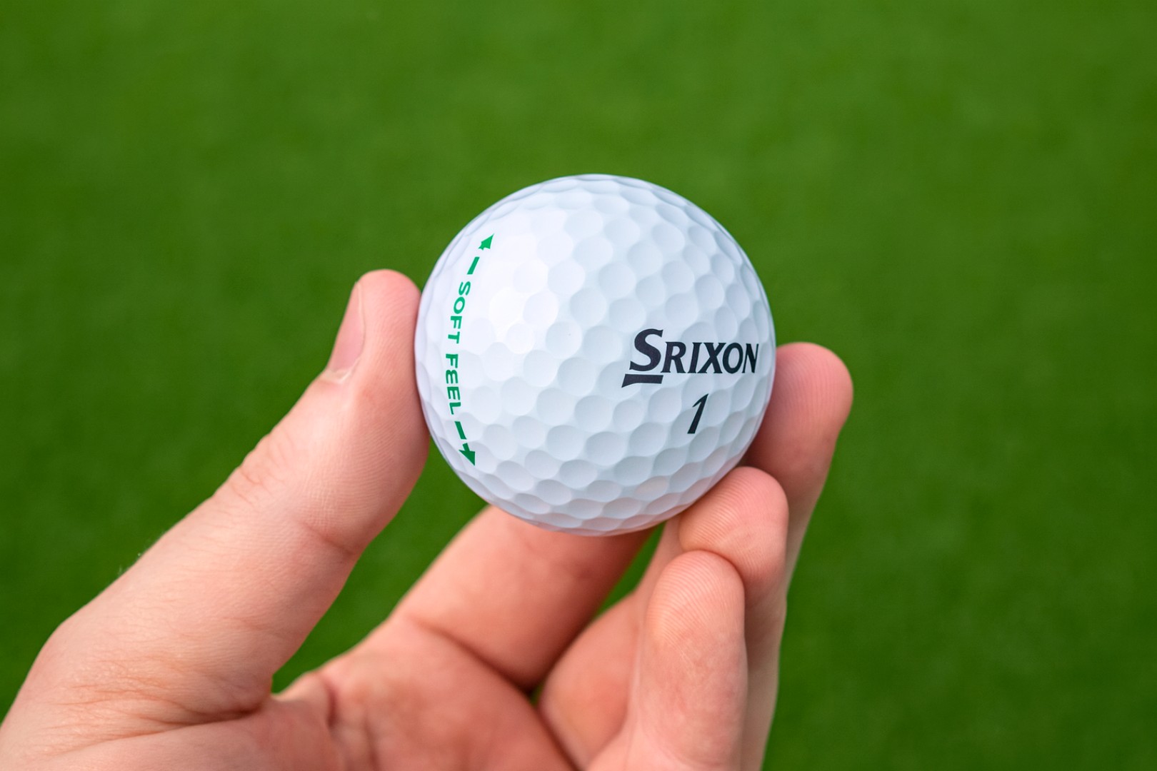 Golfový míček v ruce