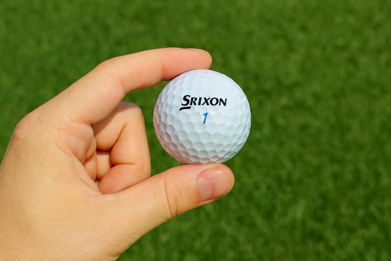 Golfový míček v ruce