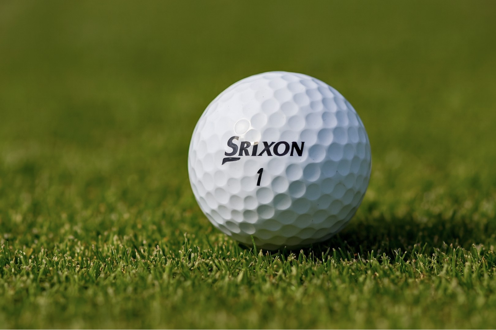 Golfový míček na trávě