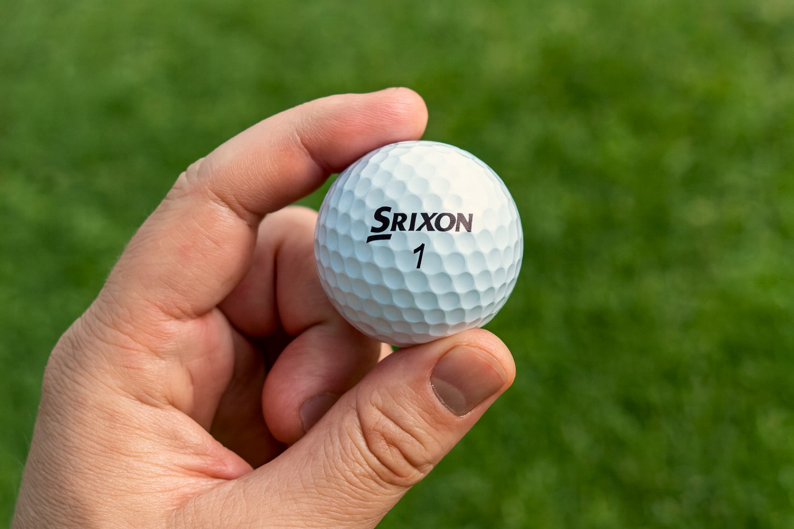 Golfový míček v ruce