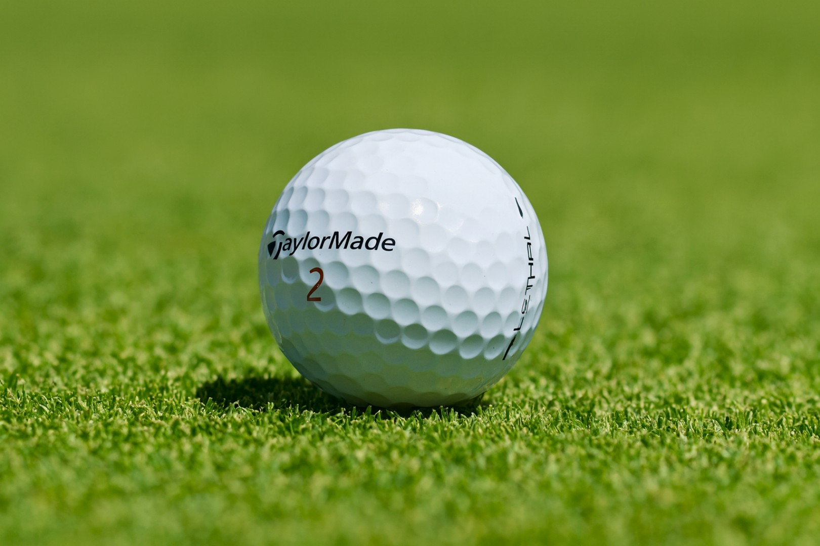 Golfový míček na trávě