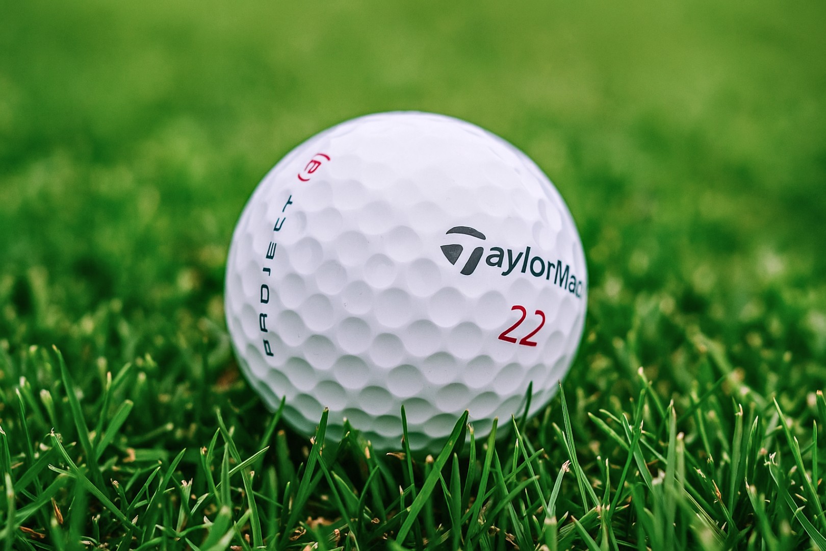 Golfový míček na trávě