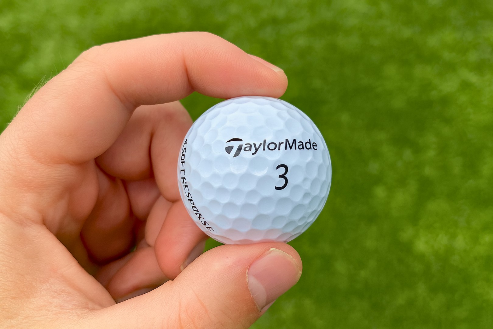 Golfový míček v ruce