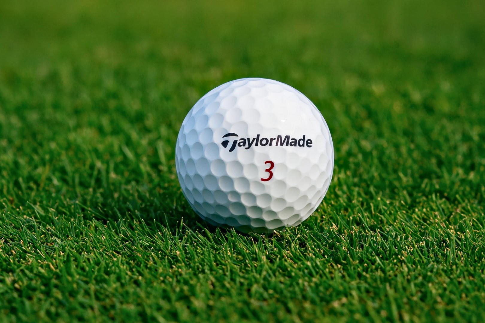 Golfový míček na trávě