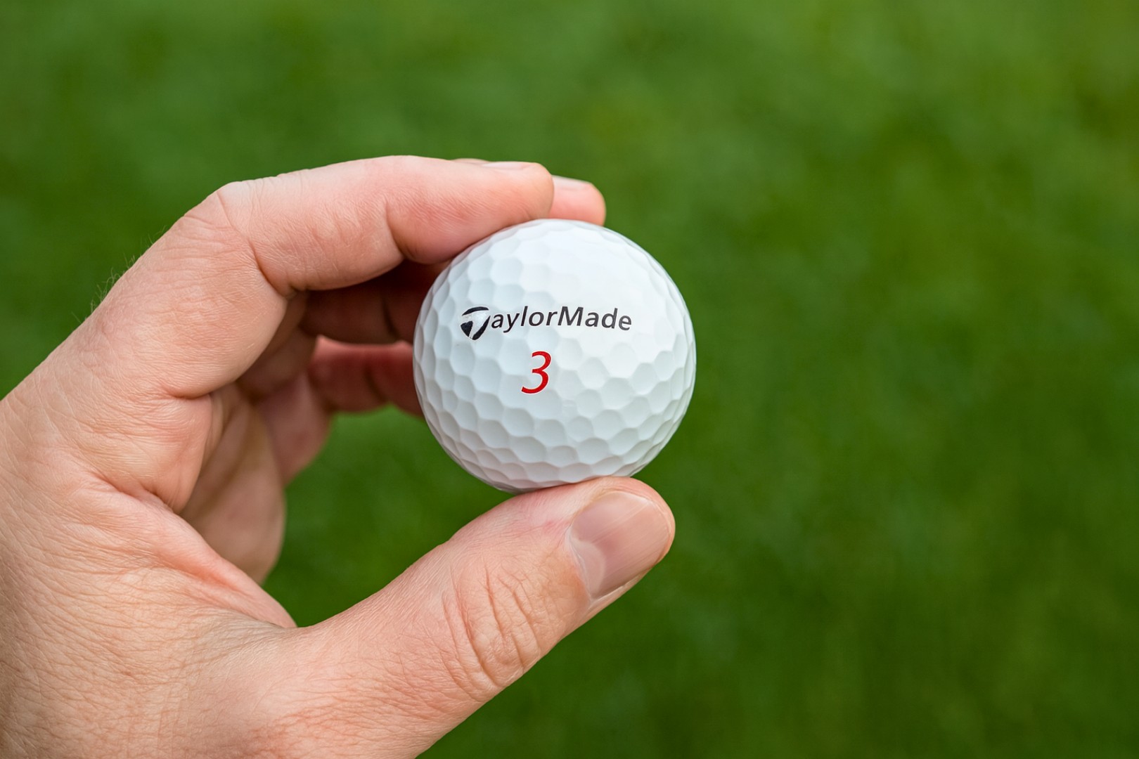 Golfový míček v ruce