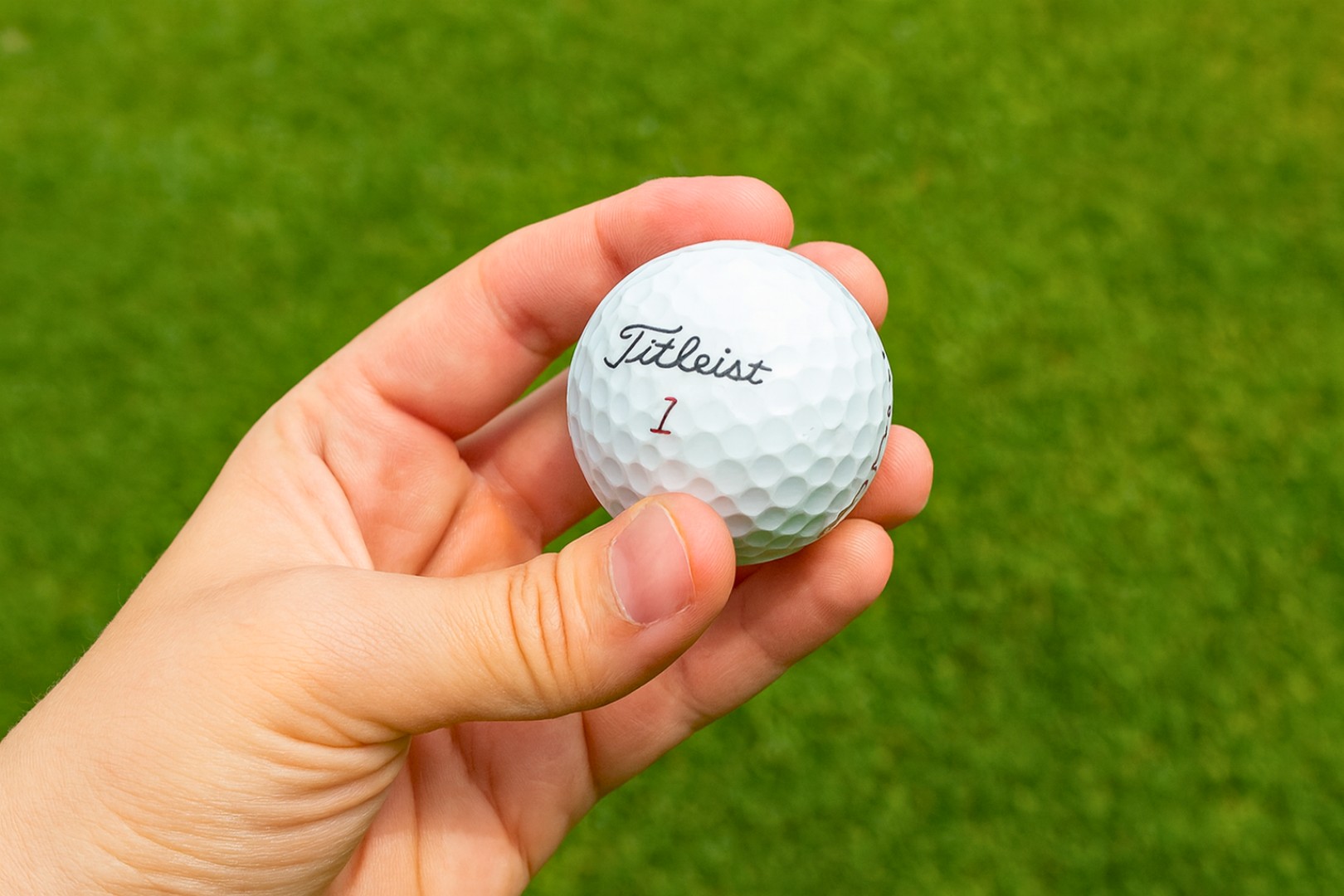 Golfový míček v ruce