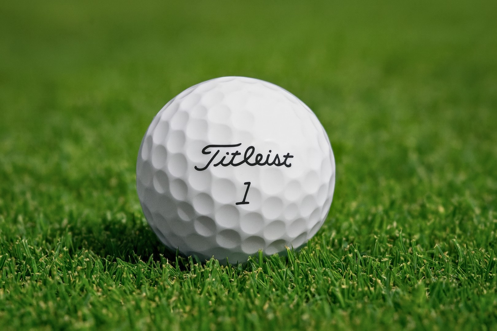Golfový míček na trávě