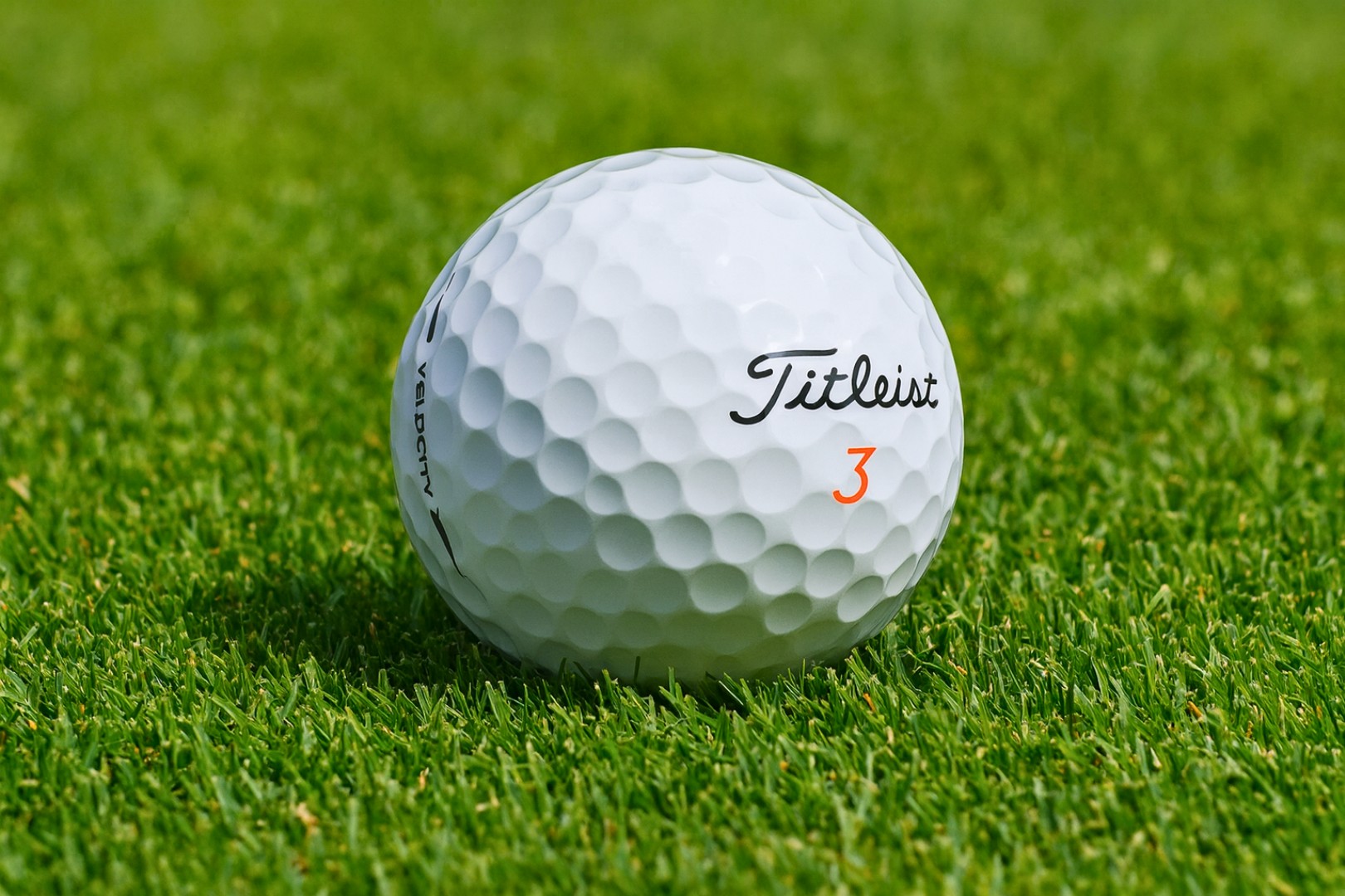 Golfový míček na trávě