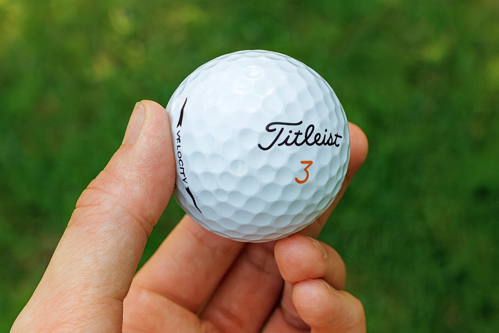 Golfový míček v ruce