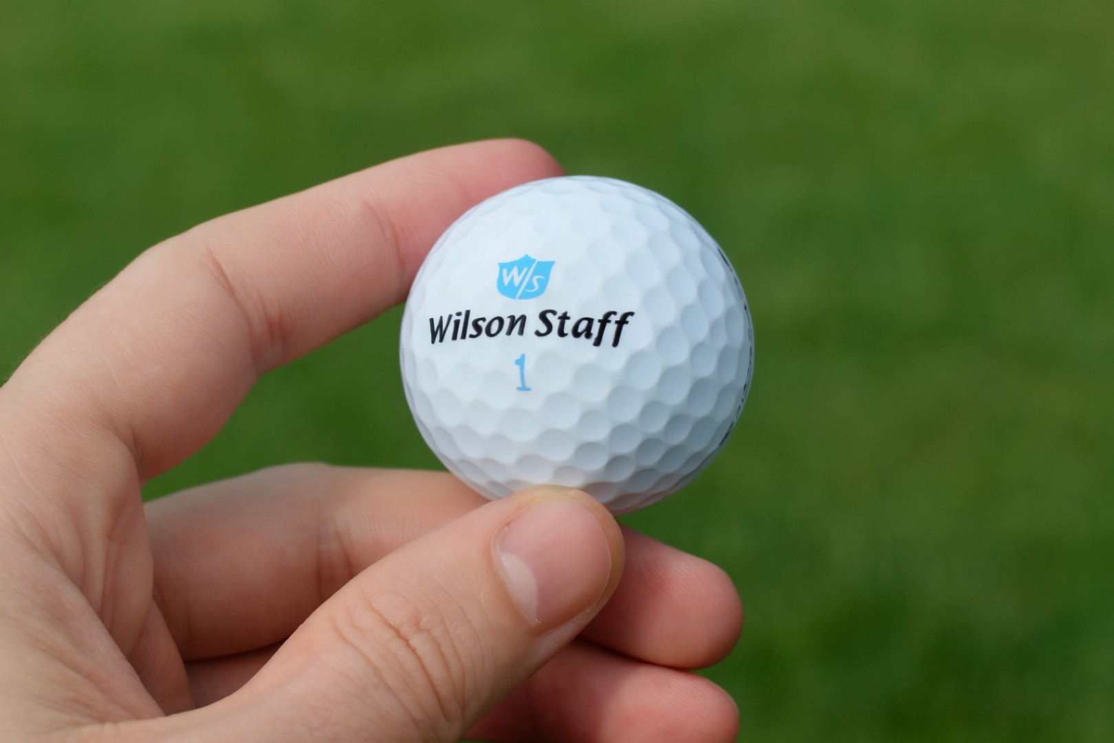 Golfový míček v ruce