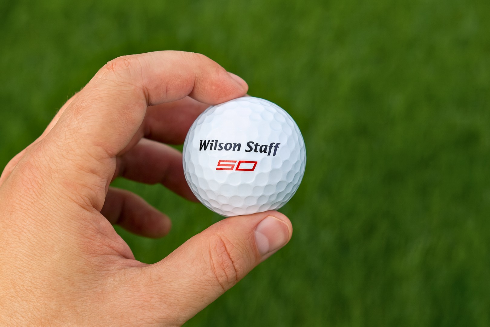 Golfový míček v ruce