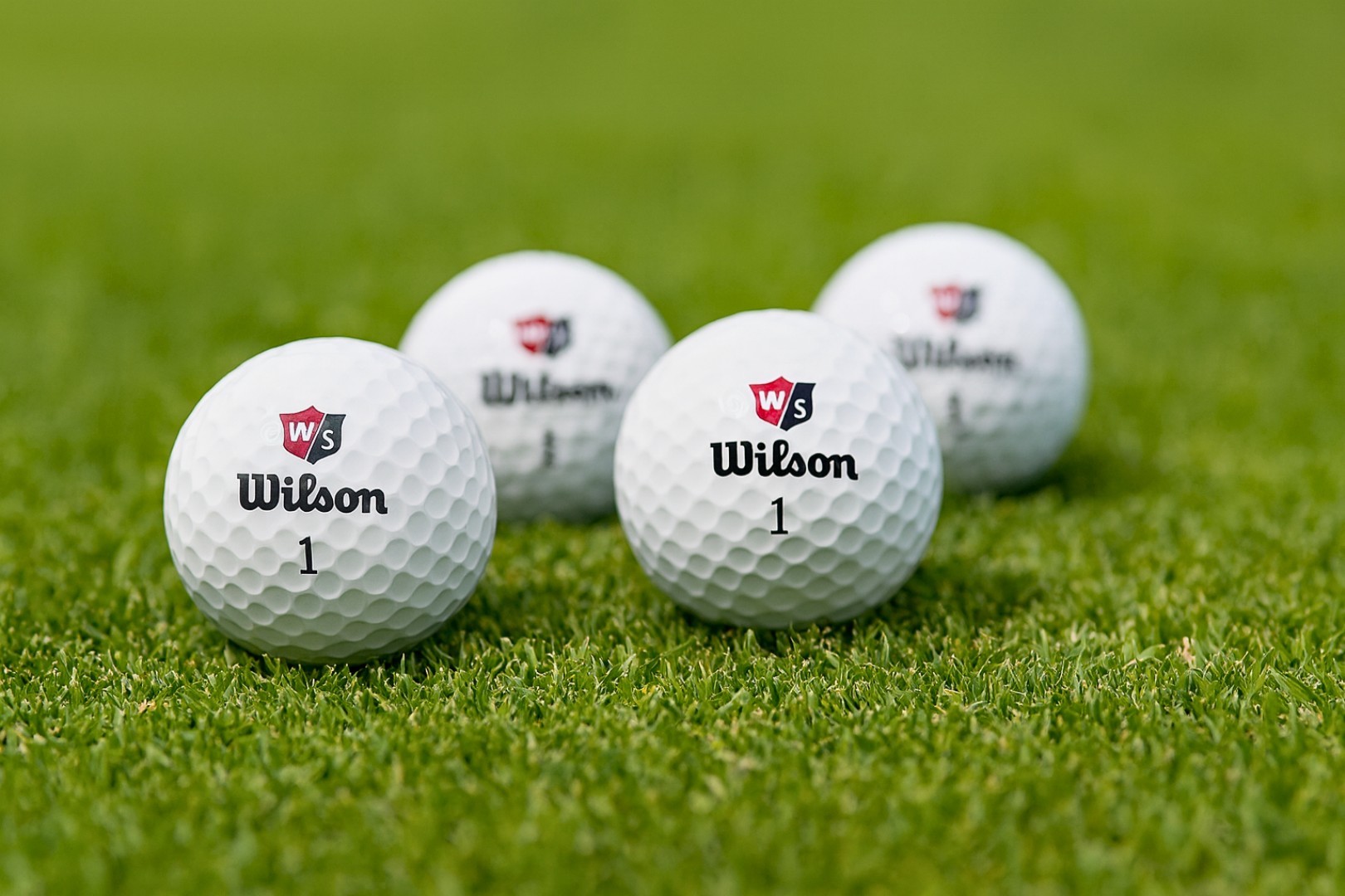 Golfový míček na trávě