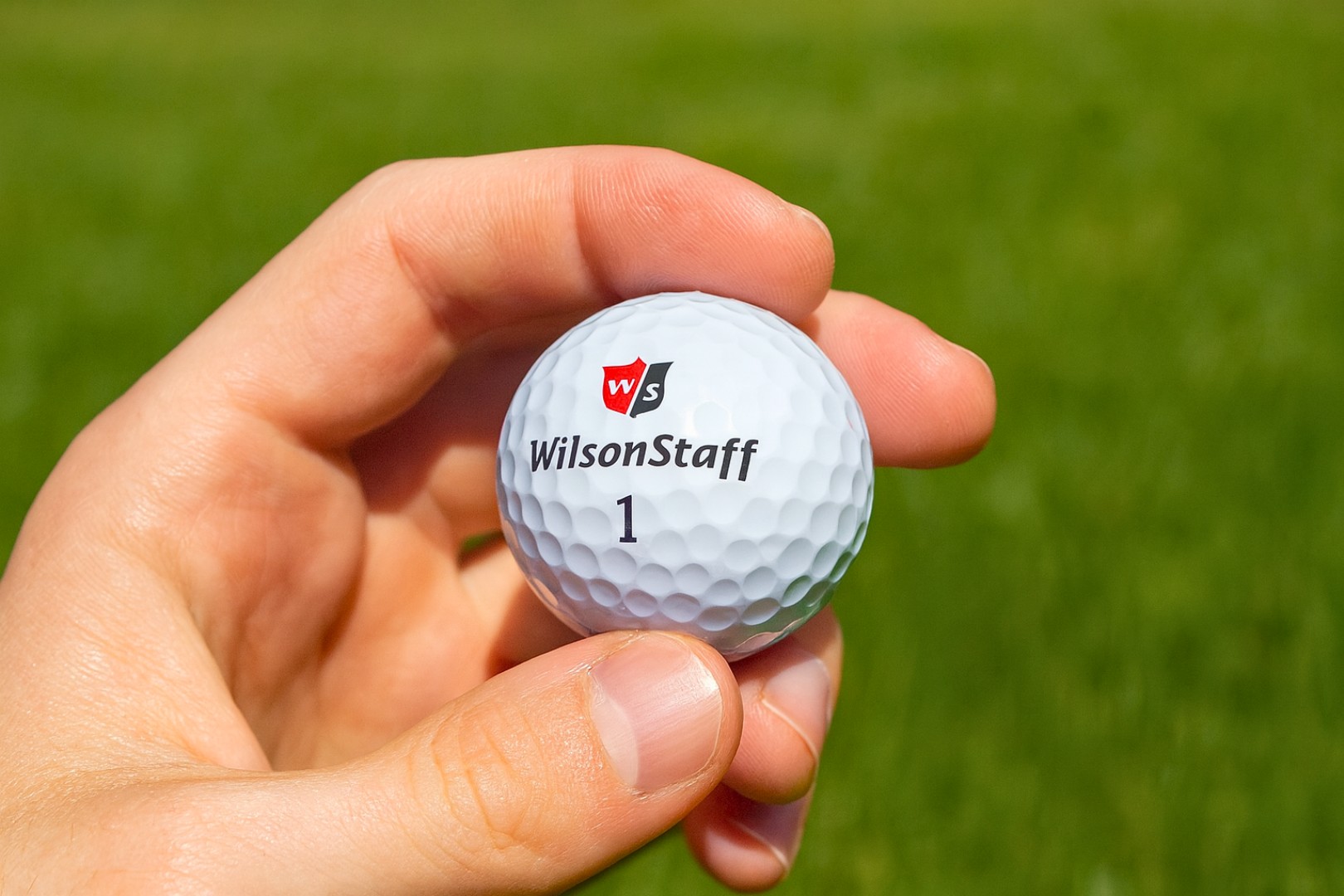 Golfový míček v ruce