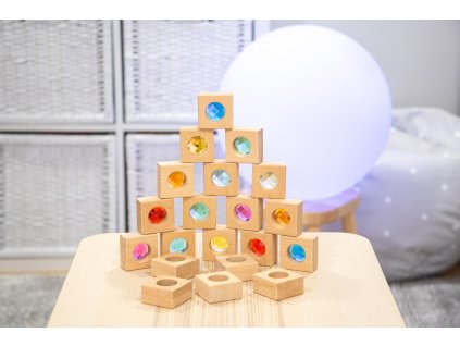 Dřevěné kaleidoskopické kostky TickiT s barevnými kamínky