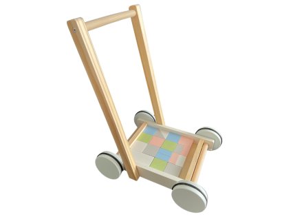 Dřevěný vozíček s kostkami pro batolata – první chodítko v akci