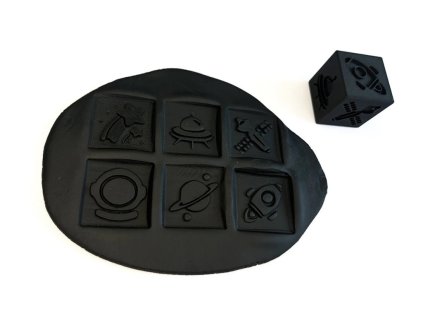 Obtiskávací kostka vesmír s motivy planet a rakety