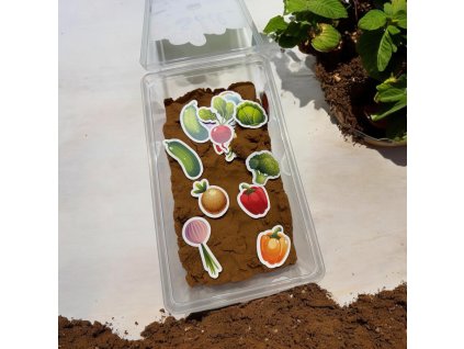 Děti objevují skrytou zeleninu v kinetickém písku Magická půda