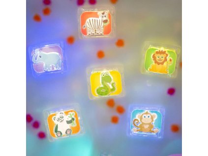 Barevně svítící kostky Glo Pals Zoo při senzorické hře ve vodě