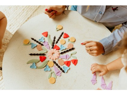 Rozložené silikonové dílky Jellystone Mindful Mandala uspořádané do mandaly