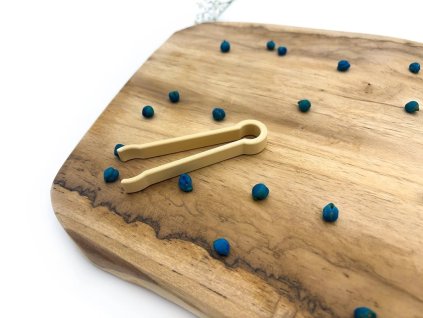 Smyslová pinzeta z PLA pro nabírání cizrny a senzorických materiálů