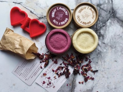 Valentýnská mini sada přírodní modelíny v kelímku s otiskem razítka