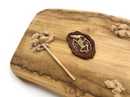 Fosílie pterodaktyl pro smyslové hraní – archeologická hra s kinetickým pískem