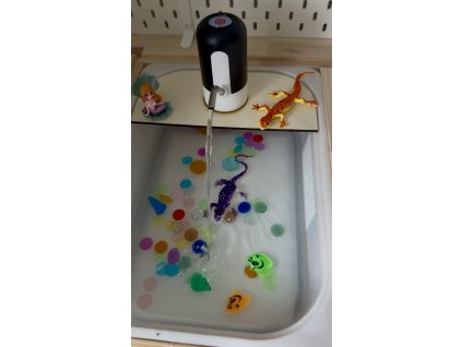 Vodní pumpa při smyslovém hraní s vodou a barevnými prvky