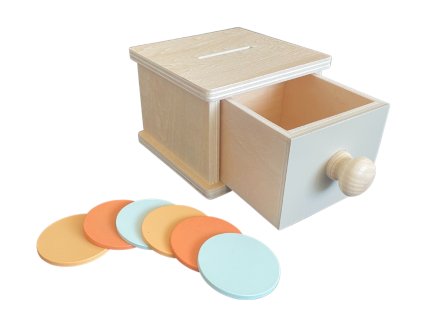 Montessori kojenecká kasička – dřevěný coin box s barevnými mincemi