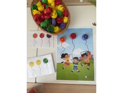 Dětská hra s víčky od kapsiček – přiřazování barev podle vzoru