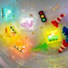 Svítící kostky Glo Pals s autíčky při hře ve vodě a koupání