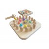 Dětská hra na třídění barev – pinzeta, hůlky a dřevěná deska