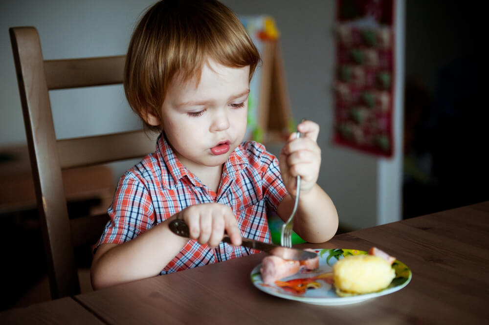 Od prštekov k lyžičke: Ako učiť dieťa používať príbor?