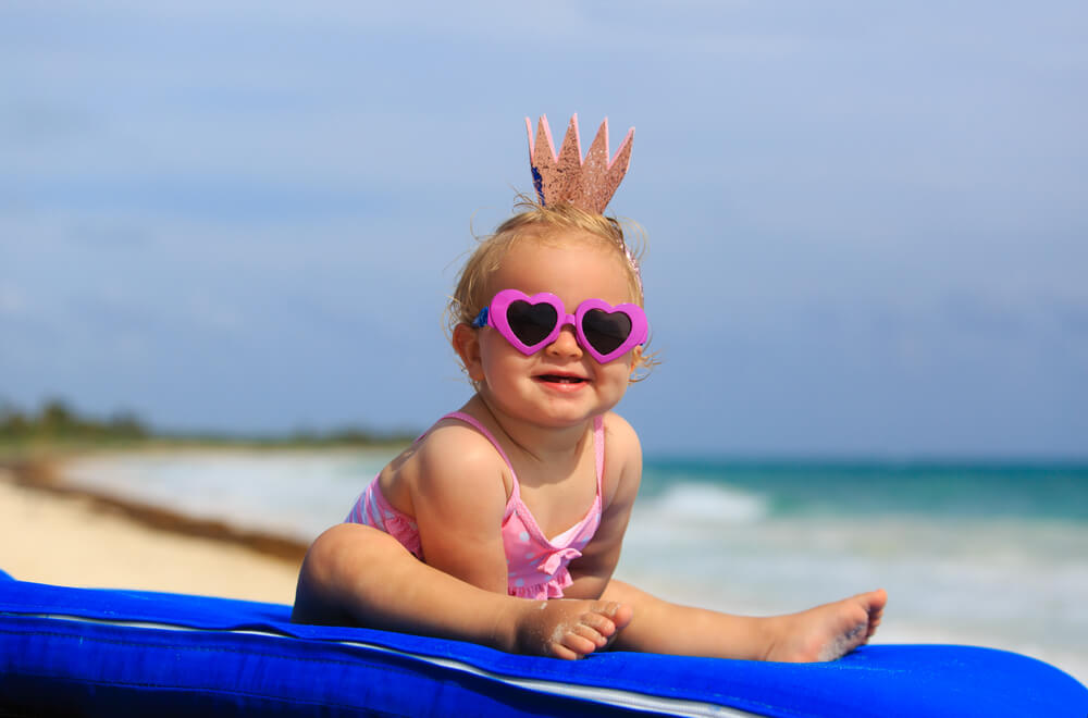 Dôležitý je tvar a UV ochrana. Podľa čoho vyberať slnečné okuliare pre deti?