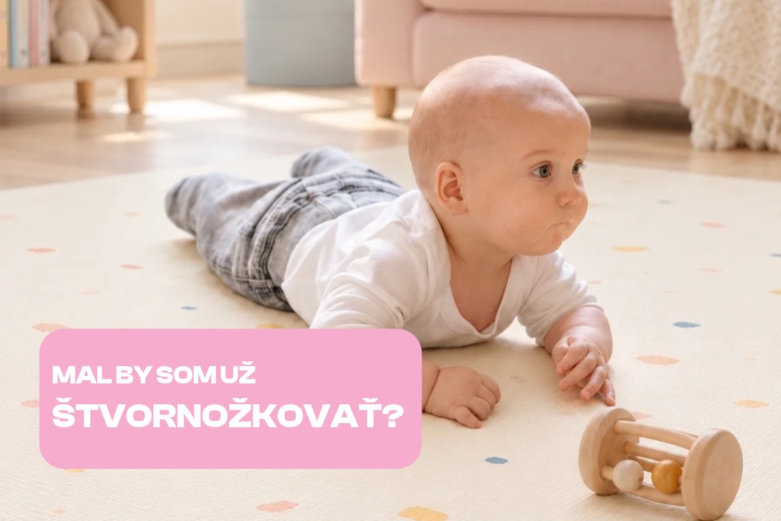 Bábätko na brušku počas hry na podložke